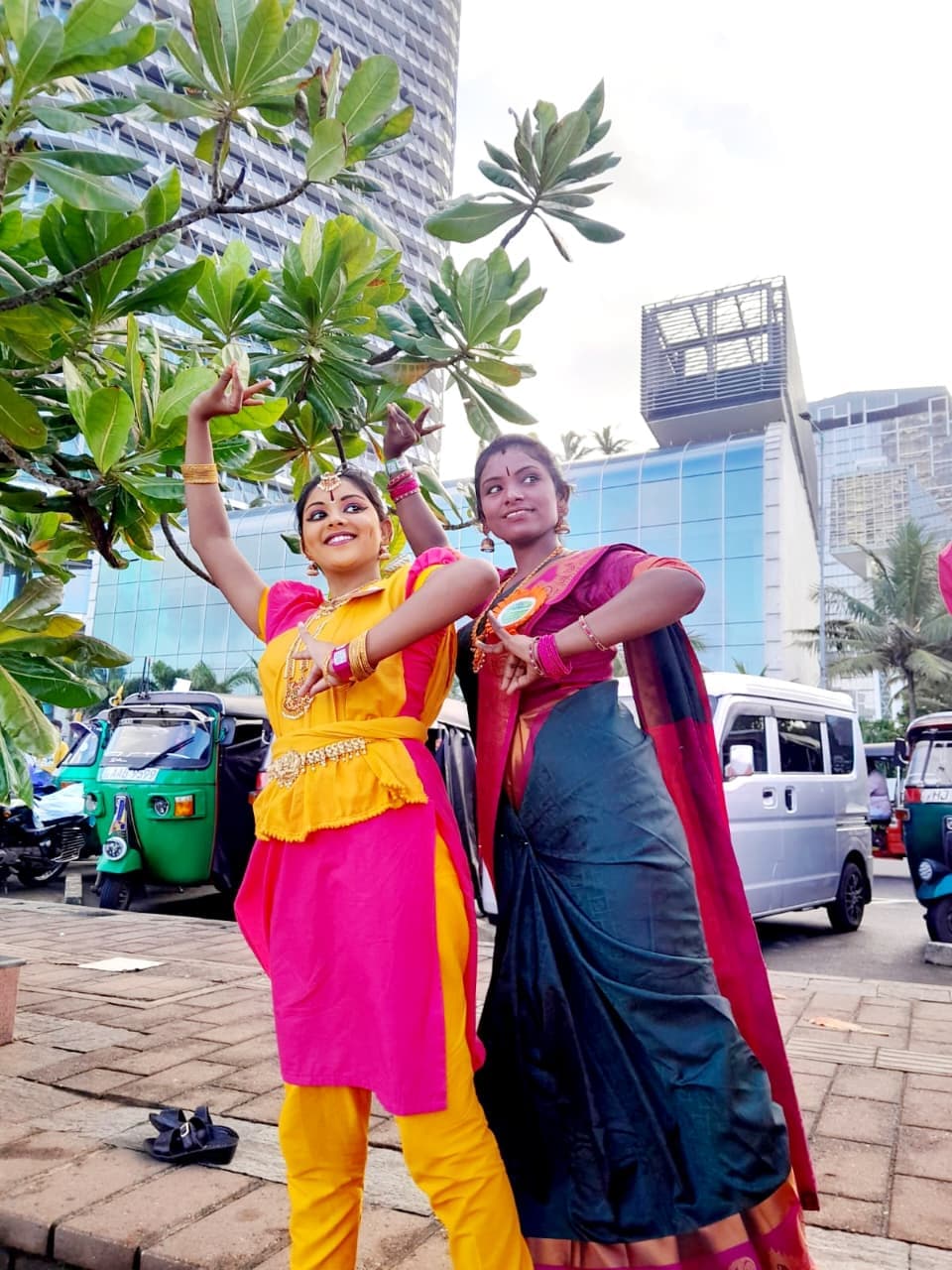 உலக சாதனை நிகழ்வில் மலையக மண்ணிற்குப் பெருமை சேர்த்த நவரத்னமஹால் நாட்டியாலயாவிற்குப் பாராட்டுக்கள்!